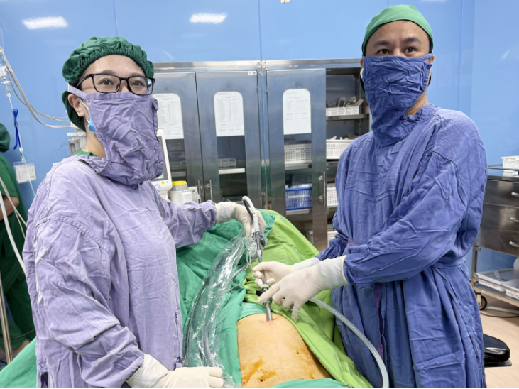 Các bác sĩ Bệnh viện Bãi Cháy phẫu thuật khối u buồng trứng khổng lồ cho người bệnh - Ảnh BVCC