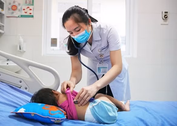 Thăm khám cho trẻ bị rắn cắn - Ảnh BVCC