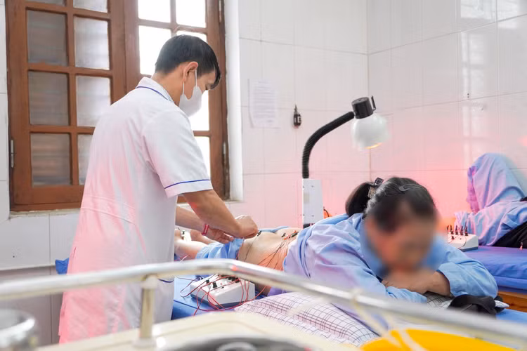 Điều trị đau lưng cho bệnh nhân tại bệnh viện - Ảnh BVCC