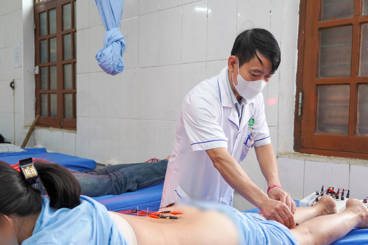 Cứu ngải cần đúng kỹ thuật để tránh bỏng nhiệt cho bệnh nhân - Ảnh BVCC