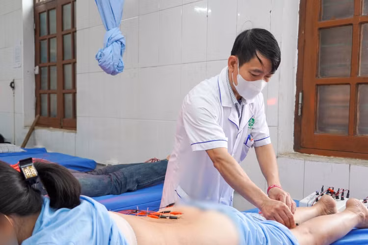 Cứu ngải cần đúng kỹ thuật để tránh bỏng nhiệt cho bệnh nhân - Ảnh BVCC