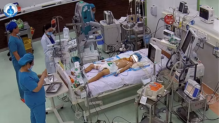 Các bác sĩ Ngoại Tim mạch và Hồi sức tích cực chống độc Bệnh viện Nhi đồng 1 tiến hành kỹ thuật ECMO cho bệnh nhi - Ảnh BVCC