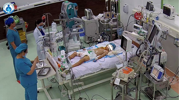 Các bác sĩ Ngoại Tim mạch và Hồi sức tích cực chống độc Bệnh viện Nhi đồng 1 tiến hành kỹ thuật ECMO cho bệnh nhi - Ảnh BVCC