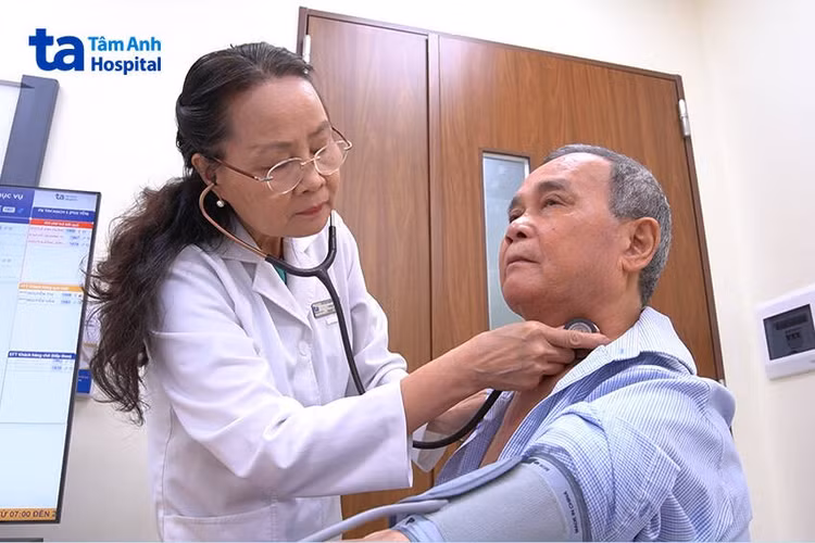bac-si-bach-yen-kham-cho-benh-nhan-nghe-sau-1-thang-phau-thuat.jpg