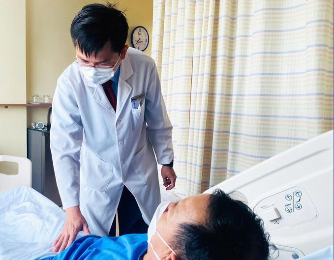 bac-si-dat-cham-soc-nguoi-benh1.jpg