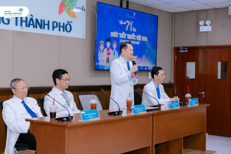 PGS.TS.BS Trương Quang Định, Giám đốc Bệnh viện Nhi Đồng Thành Phố chúc mừng các y bác sĩ nhân ngày 27/2 - Ảnh BVCC