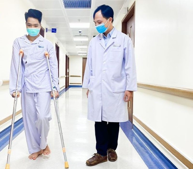 benh-nhan-tap-di-lai-cung-bac-si-tam-anh.jpg