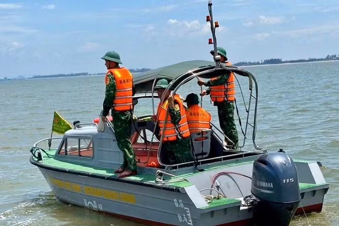 Bộ đội Biên phòng Nghệ An cứu sống hai ngư dân gặp nạn trên biển