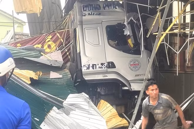 Xe container nghi nổ lốp, lao vào hai nhà dân ở Nghệ An