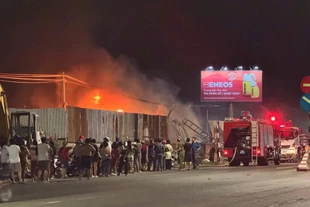 Lực lượng chữa cháy khống chế đám cháy bãi phế liệu ở Lâm Đồng