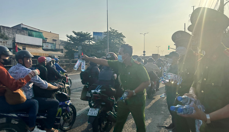 Dong nguoi nuom nuop ve mien Tay nghi Tet bat ngo duoc CSGT “tiep suc”-Hinh-5