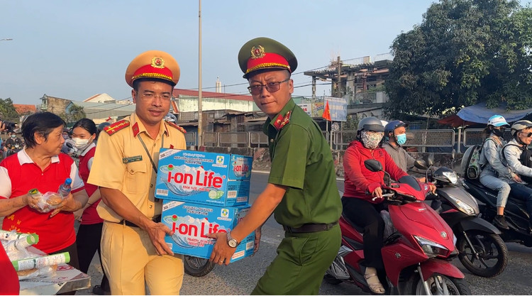 Dong nguoi nuom nuop ve mien Tay nghi Tet bat ngo duoc CSGT “tiep suc”-Hinh-2