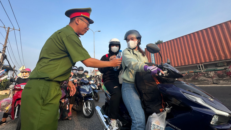 Dong nguoi nuom nuop ve mien Tay nghi Tet bat ngo duoc CSGT “tiep suc”-Hinh-8