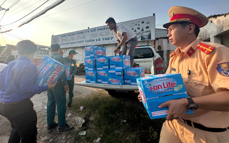 Dong nguoi nuom nuop ve mien Tay nghi Tet bat ngo duoc CSGT “tiep suc”-Hinh-3