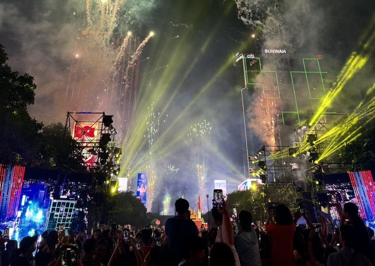 Man nhan man phao hoa thap sang bau troi TP HCM mung Dai le 30/4-Hinh-3