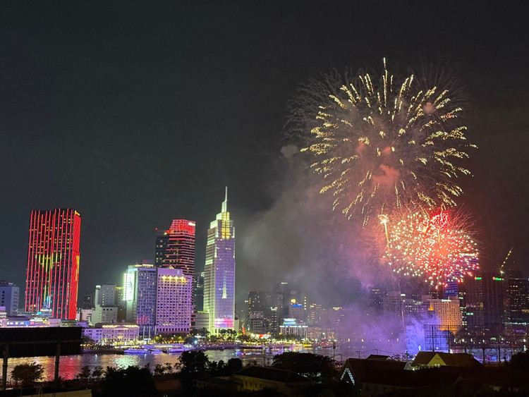 Man nhan man phao hoa thap sang bau troi TP HCM mung Dai le 30/4-Hinh-9