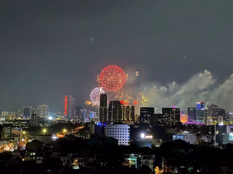 Man nhan man phao hoa thap sang bau troi TP HCM mung Dai le 30/4-Hinh-6