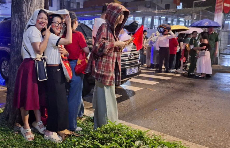 Nguoi dan hao huc xem so duyet dieu binh, dieu hanh mung Dai le 30/4-Hinh-4