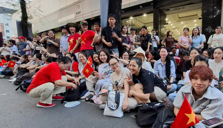 Nguoi dan hao huc xem so duyet dieu binh, dieu hanh mung Dai le 30/4-Hinh-2