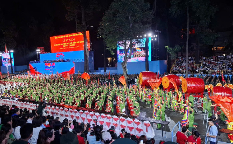 Nguoi dan hao huc xem so duyet dieu binh, dieu hanh mung Dai le 30/4-Hinh-6