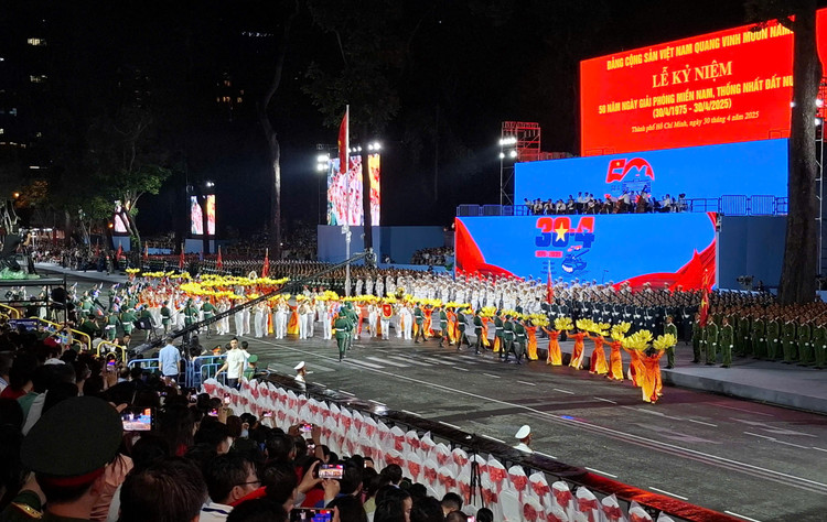 Nguoi dan hao huc xem so duyet dieu binh, dieu hanh mung Dai le 30/4-Hinh-7