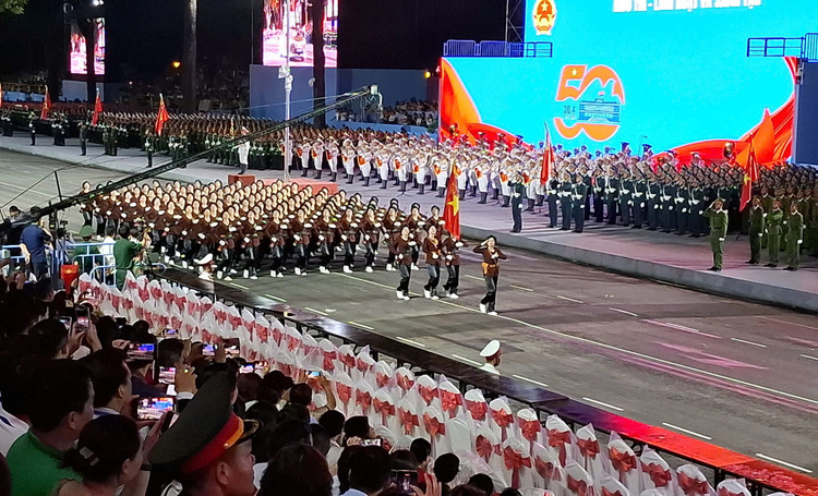 Nguoi dan hao huc xem so duyet dieu binh, dieu hanh mung Dai le 30/4-Hinh-11