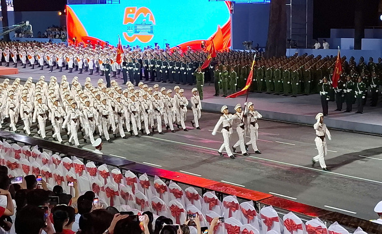 Nguoi dan hao huc xem so duyet dieu binh, dieu hanh mung Dai le 30/4-Hinh-10