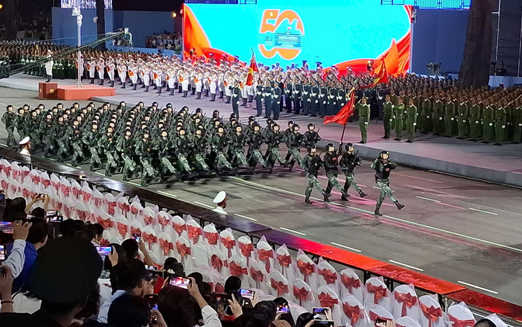 Nguoi dan hao huc xem so duyet dieu binh, dieu hanh mung Dai le 30/4-Hinh-9