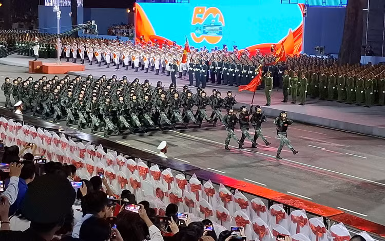 Nguoi dan hao huc xem so duyet dieu binh, dieu hanh mung Dai le 30/4-Hinh-9