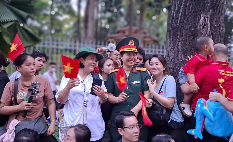 Nguoi dan hao huc xem so duyet dieu binh, dieu hanh mung Dai le 30/4-Hinh-3