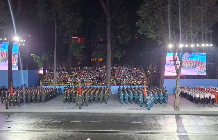 Nguoi dan hao huc xem so duyet dieu binh, dieu hanh mung Dai le 30/4-Hinh-5