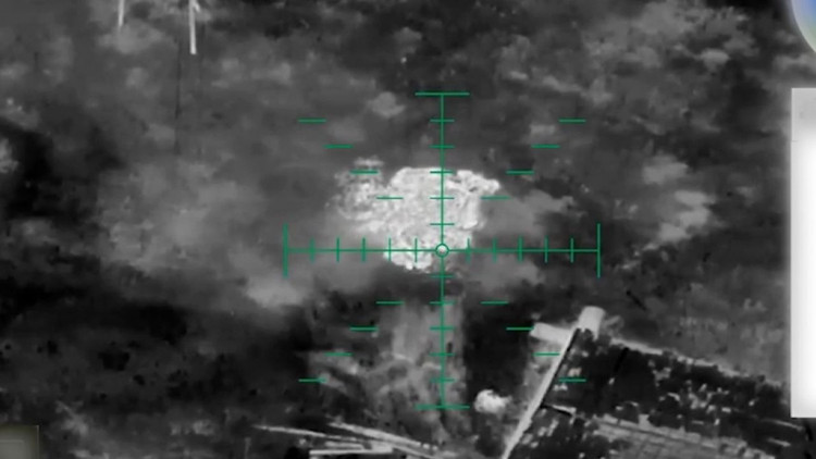 Analiza video arată cel puțin două drone angajate simultan. Unul a detonat asupra țintei principale, în timp ce celălalt ar fi putut coordona ghidarea sau ataca alte vehicule. Aceasta este o dovadă a tacticii de fuziune multistratificată a dronelor pe care o dezvoltă Ucraina. 6.jpg