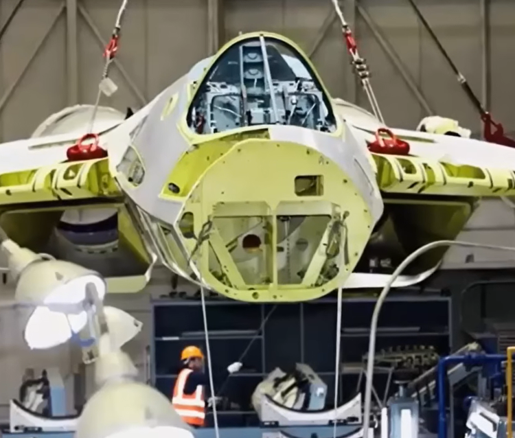 Model pesawat baru ini disebut Su-57M1, dilengkapi dengan mesin AL-51F1 (turunan dari mesin AL-41F-1S yang saat ini digunakan pada pesawat tempur generasi ke-4++ Su-35). Foto: @Next-Generation Future. 2-2199.png