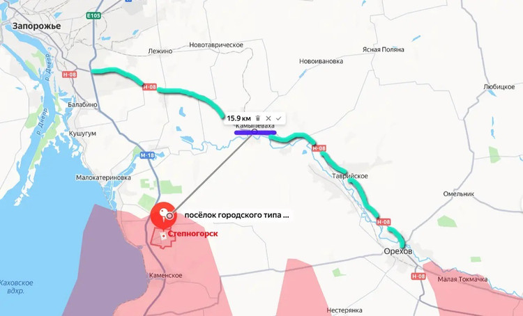 Darüber hinaus hat sich die blau markierte Route N-08 als wichtige Achse herauskristallisiert. Sie ist die Hauptversorgungsroute nach Orechow, wo ukrainische Streitkräfte starke Befestigungen errichtet und die Stadt zu einer stark befestigten Zone ausgebaut haben. Die Kontrolle über N-08 würde es Russland ermöglichen, wichtige Verteidigungspunkte zu isolieren. 3-anh-topwar.jpg