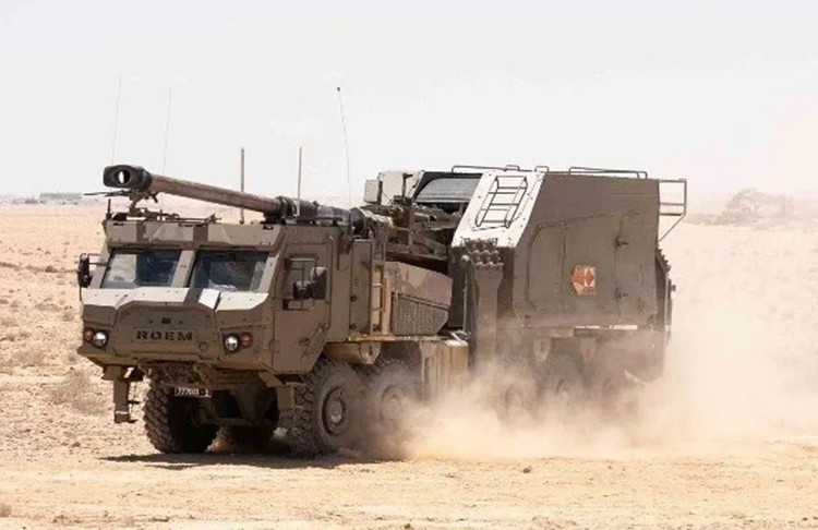 Pháo tự hành SIGMA 155 Roem của Pháo binh Lực lượng Phòng vệ Israel (IDF), trang bị pháo 155 mm tầm bắn tối đa khoảng 40 km, hệ thống nạp đạn tự động, kíp chiến đấu 3 người và khả năng tác chiến “bắn – cơ động” nhờ hệ thống chỉ huy, điều khiển số hóa. (Ảnh: Bộ Quốc phòng Israel)