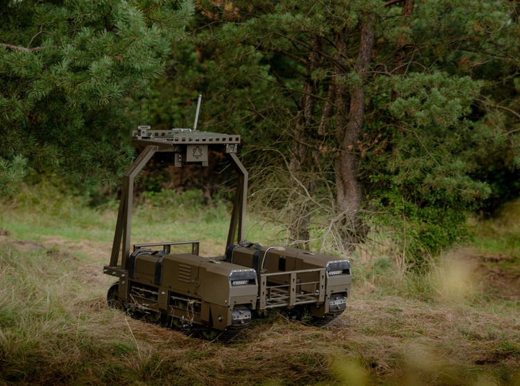 NUMO Battle Robot er godkjent av det ukrainske forsvarsdepartementet, og er en flerbruks belteplattform designet for å levere ammunisjon, utstyr og forsyninger direkte til tropper under alle kampforhold, og minimere risikoen soldater står overfor i farlige miljøer. Foto: @Tank Bureau. 3-9255.png