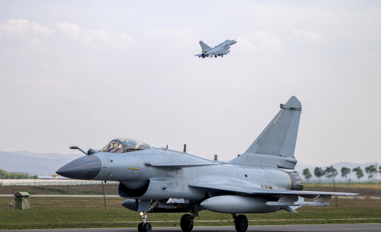 Perjanjian J-10C - yang pertama di Jakarta dengan pengeluar pertahanan China - berpotensi untuk mengukur semula postur pertahanan Indonesia di tengah-tengah persaingan kuasa serantau yang semakin sengit. Foto: @ Pengiktirafan Tentera. 6-8087.png