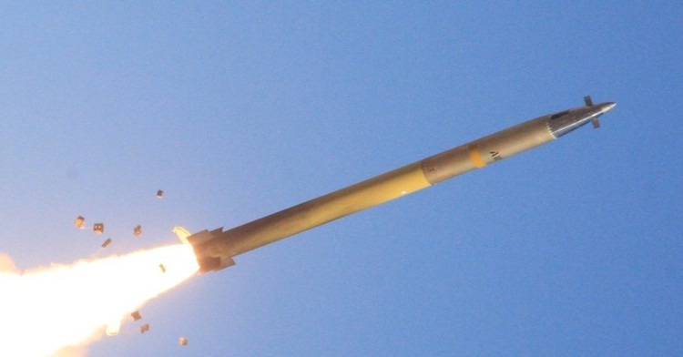 ยิ่งไปกว่านั้น หัวใจสำคัญของ HIMARS คือขีปนาวุธ GMLRS ซึ่งเป็นขีปนาวุธนำวิถีด้วย GPS ที่มีระบบนำวิถีเฉื่อย มีระยะยิงประมาณ 90 กิโลเมตร และมีความผิดพลาดเพียงไม่กี่เมตร หัวรบมีน้ำหนัก 90 กิโลกรัม ซึ่งเพียงพอที่จะเจาะทะลุป้อมปราการขนาดกลางและขนาดเล็กได้ ด้วยการยิงเพียงสามนัด ยูเครนก็สามารถสร้างความเสียหายอย่างรุนแรงให้กับเขื่อนเบลโกรอด ซึ่งแสดงให้เห็นถึงพลังของอาวุธชนิดนี้ 4-anh-wikipedia.jpg