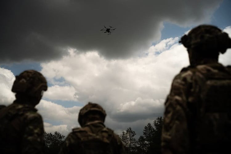 Unterdessen erklärten ukrainische Quellen, ihre Truppen würden im Gebiet Grishino, etwa 20 Kilometer westlich von Pokrowsk, eine neue Verteidigungslinie errichten. Dies sei als Versuch zu verstehen, den russischen Vormarsch aufzuhalten und den in der Stadt verbliebenen Einheiten einen Fluchtweg zu sichern. 7.jpg