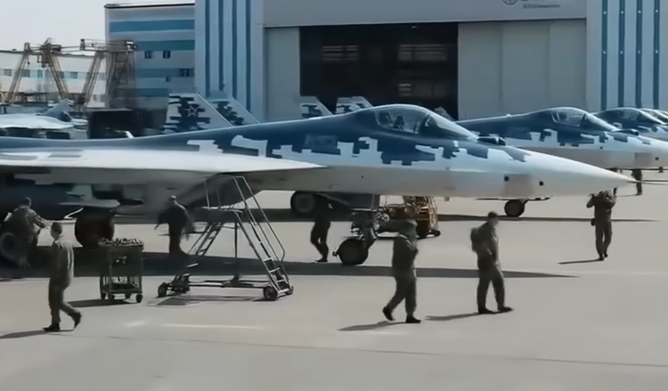 Setelah mengonfirmasi Su-57M1 sebagai varian baru yang jauh lebih baik dari satu-satunya pesawat tempur generasi kelima Rusia, sejumlah sumber mengindikasikan bahwa pesawat baru tersebut akan mulai beroperasi dengan Pasukan Dirgantara Rusia sebelum akhir tahun 2026. Foto: @Next-Generation Future. 10-7006.png