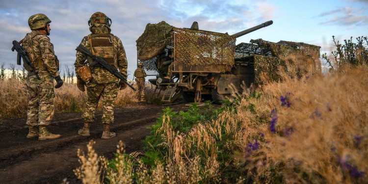 ລາຍງານຈາກບັນດາແນວໜ້າສະແດງໃຫ້ເຫັນວ່າ, ລັດເຊຍເລືອກເອົາກົນໄກບຸກໂຈມຕີຂະໜາດນ້ອຍ, ຄ່ອຍໆບຸກໂຈມຕີບັນດາເປົ້າໝາຍຕ່າງໆແລ້ວສັງລວມຕຳແໜ່ງຢ່າງວ່ອງໄວເພື່ອສະກັດກັ້ນການບຸກໂຈມຕີ. ເຖິງວ່າບໍ່ໄວເປັນພິເສດ, ແຕ່ວິທີນີ້ກໍ່ຫຼຸດຜ່ອນການບາດເຈັບລົ້ມຕາຍ, ຮັກສາຈັງຫວະການບຸກໂຈມຕີຢ່າງບໍ່ຢຸດຢັ້ງ, ແລະຄ່ອຍໆທຳລາຍກຳລັງປ້ອງກັນຕົວຂອງອູແກຣນ. 5-anh-xcom.jpg