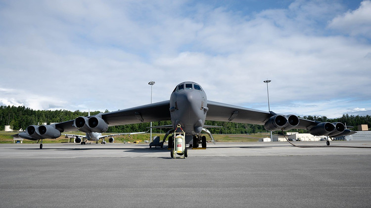 Серія OSINT-акаунтів зафіксувала політ трьох B-52, а також численні скріншоти радарів, поширені в X (Twitter) та Telegram. Це рідкісний випадок у 2025 році, коли група американських стратегічних бомбардувальників публічно з'явилася в Карибському басейні – регіоні, який є чутливим у військовому та політичному плані через свою близькість до Центральної Америки та Венесуели. 2-anh-reuters.jpg
