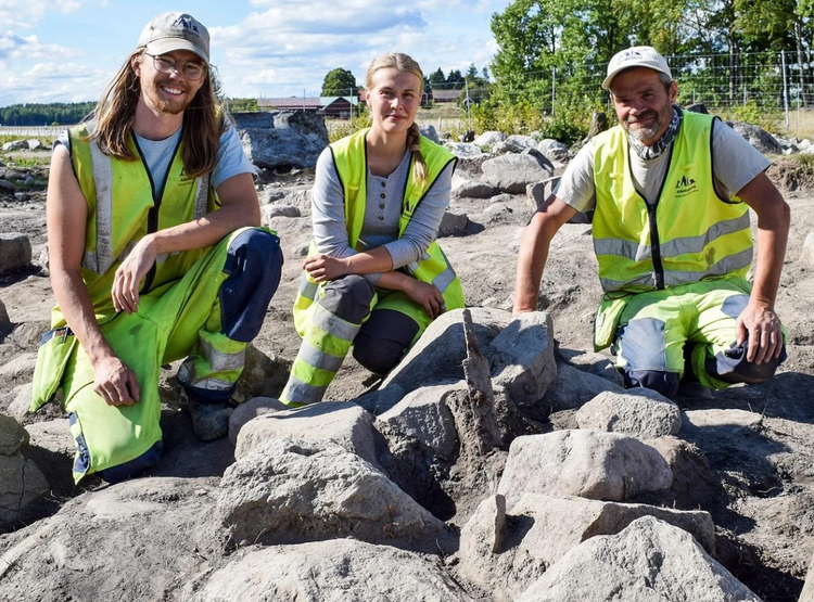 Koně byli zpopelněni se svými majiteli, doprovázeni dobře zachovalým a zdobeným jezdeckým vybavením. Mnozí byli vybaveni propracovanými uzdami, přívěsky a cinkajícími zvonky, což naznačuje, že jízda na koni byla v vikingské éře významným symbolem identity a postavení pro muže i ženy. Foto: @Arkeologerna, Swedish Archaeolograne Consulting. 6-2709.png