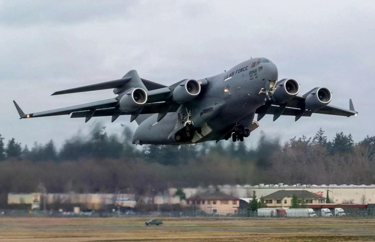 us-air-force-launches-8-c-17-transport-aircraft-in-wartime-deployment-test-3ffe80e6.jpg