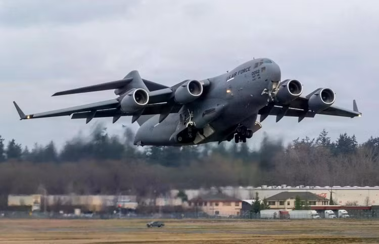 us-air-force-launches-8-c-17-transport-aircraft-in-wartime-deployment-test-3ffe80e6.jpg
