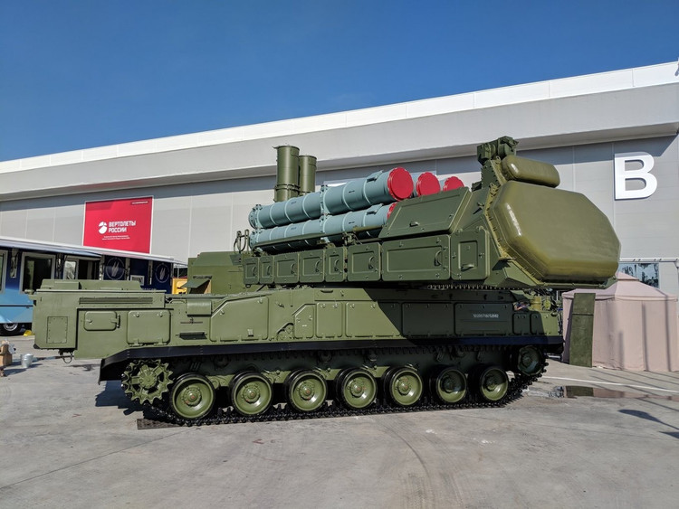 Modelul 9A316 - o verigă indispensabilă în sistemul de apărare aeriană Buk-M2, transportă patru rachete 9M317 și preia și sarcina de a le încărca. Unele dintre versiunile sale sunt capabile de tragere independentă. Faptul că drona se poate apropia și ateriza în liniște pe acest vehicul demonstrează stabilitatea și abilitățile de control ale dronei la un nivel rar întâlnit de forțele ucrainene. 3-anh-wikipedia.jpg