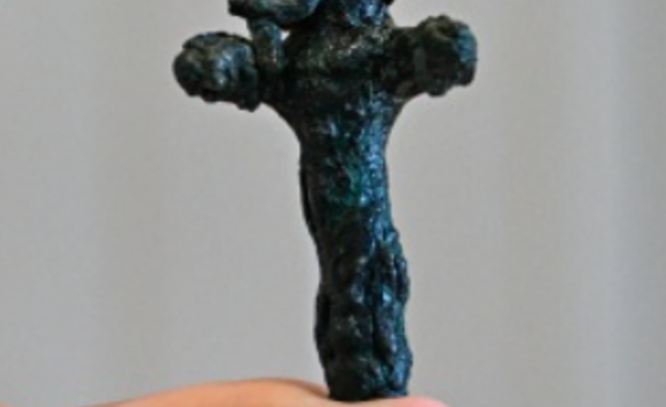 チュクロヴァ大学の専門家たちは、この祈りの釘は漆喰塗りの床を悪霊から守るお守りとして使われていたと考えています。写真:@チュクロヴァ大学 7.png