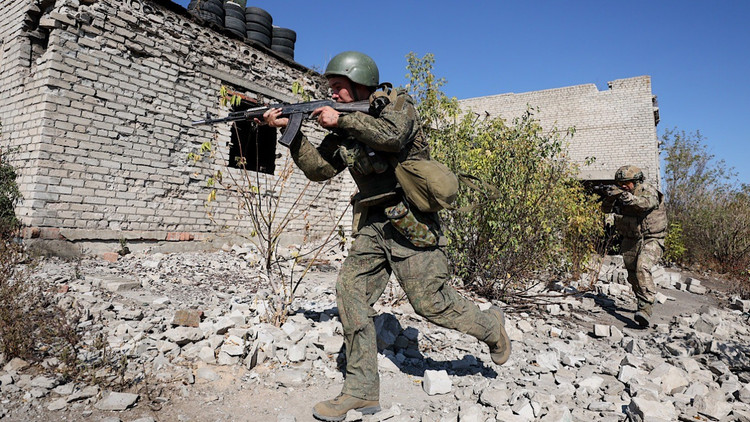 Das Gebiet, das die Kontrolle verlor, soll über ein System aus Schützengräben, Unterständen und sorgfältig getarnten Maschinengewehrstellungen verfügen. Laut russischen Militärexperten diente diese Linie einst als „Tor“ zum Schutz des Nordens von Nowonikolajewka und half der Ukraine, einen Angriff aus Richtung Donezk abzuwehren. 3-anh-the-war-zone.jpg