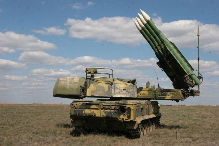 Buk-M3 folosește un lansator vertical, are o viteză de reacție rapidă și contramăsuri electronice excelente. Cu toate acestea, vehiculul de încărcare 9A316 al Buk-M2 nu este pe deplin compatibil cu Buk-M3. Apariția în paralel a două variante într-o singură unitate sugerează că Rusia ar putea combina temporar formațiuni sau compensa pierderile din luptă. 9.jpg