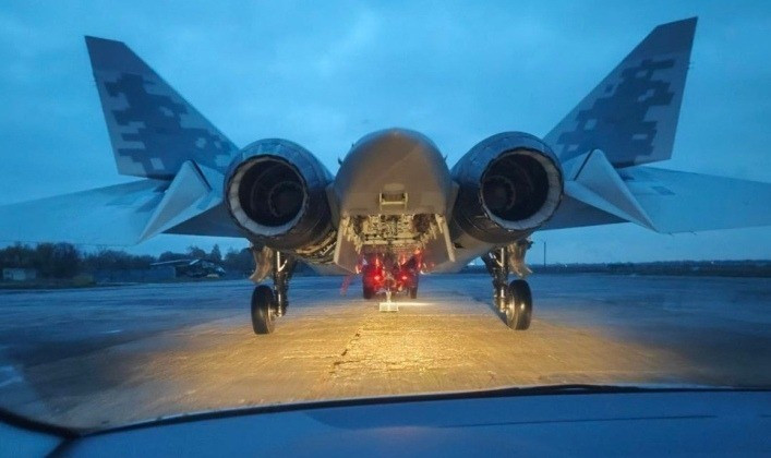 내부 주무장실이 열린 Su-57. article-68f4956c7263d8-98793568.jpg